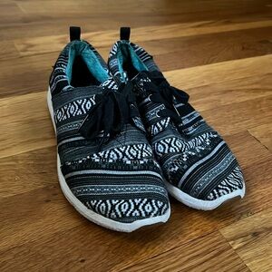 TOMS SNEAKERS (8)